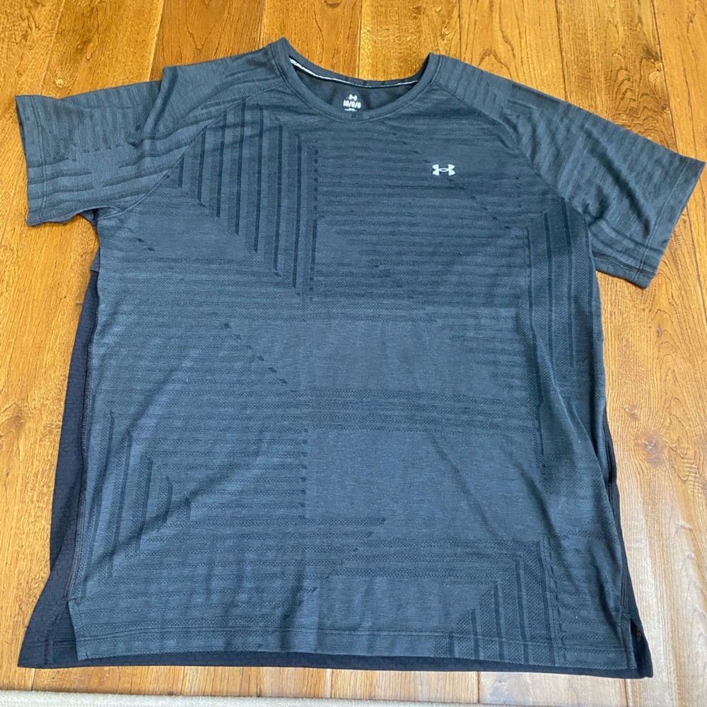 Never worn Men’s Under Armour Streaker Deco Diamond Short Sleeve